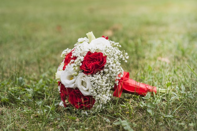 Bouquet de fleurs sur l'herbe verte d'automne.