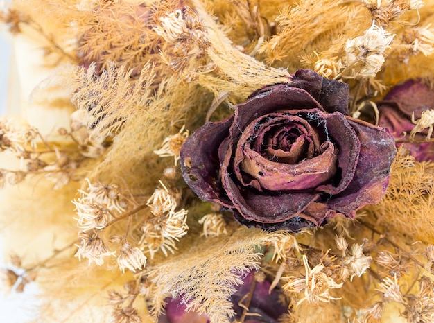 Bouquet de fleurs il est séché flétri