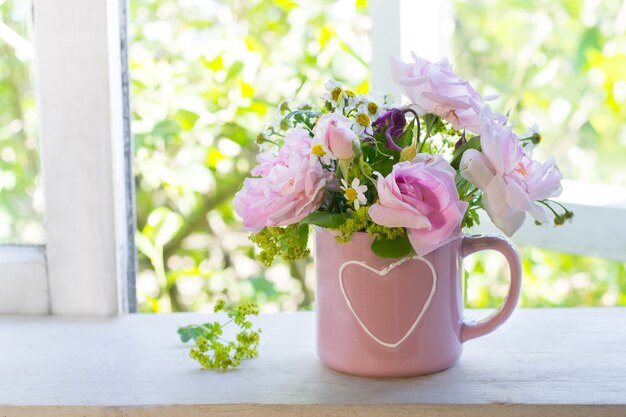 bouquet de fleurs de jardin sur le rebord de la fenêtre