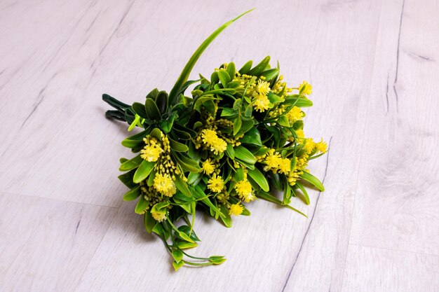 Bouquet de fleurs jaunes sur fond de bois