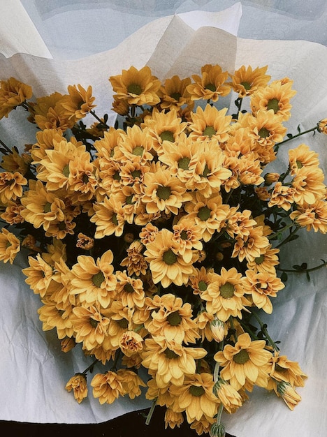 Un bouquet de fleurs jaunes avec le mot " je suis dessus "
