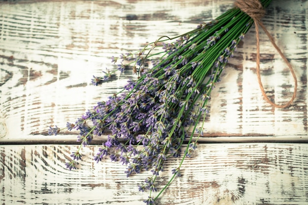 Photo bouquet de fleurs de lavande sur une vieille table en bois