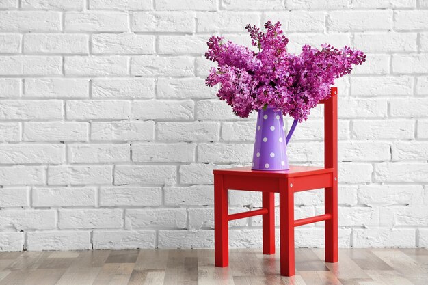 Bouquet de fleurs de lilas violet sur un fond de brique blanche