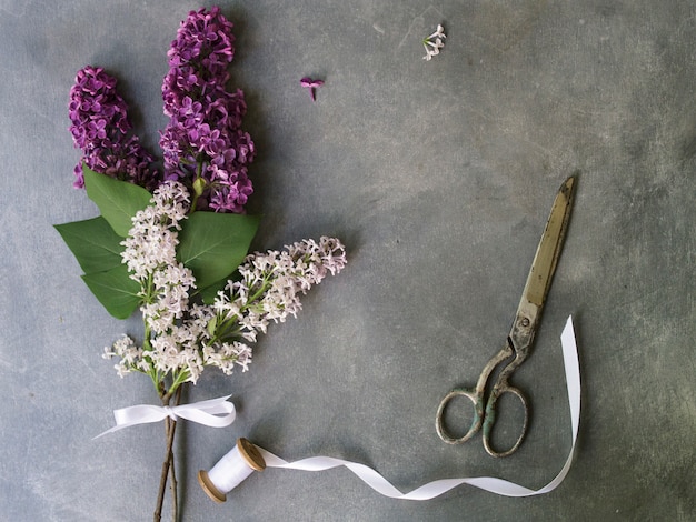 Bouquet de fleurs de lilas violettes sur fond gris. Vintage floral fond. Espace de copie