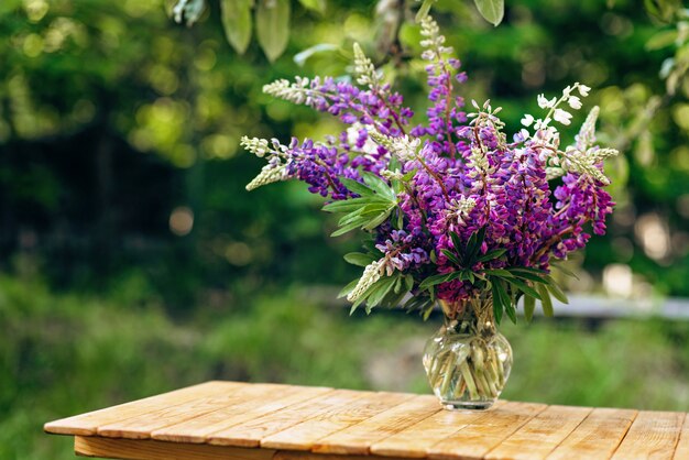 Bouquet de fleurs de lupin violet dans un vase en verre