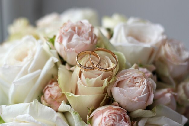 Bouquet de fleurs de mariage avec anneaux