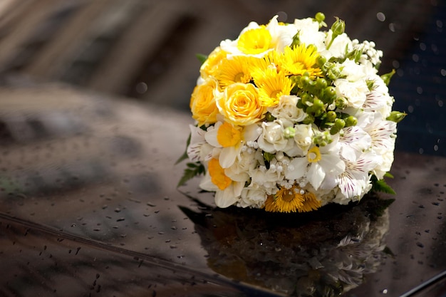 Bouquet de fleurs de mariage de beauté à l'arrière noir de la voiture