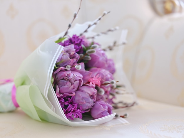 Bouquet de fleurs de mariage sur le fauteuil