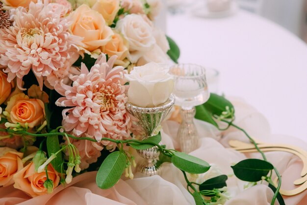 Bouquet fleurs mariage rose chrysanthème chandelier