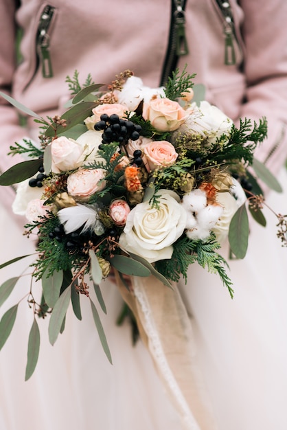 Bouquet de fleurs de mariée avec des roses