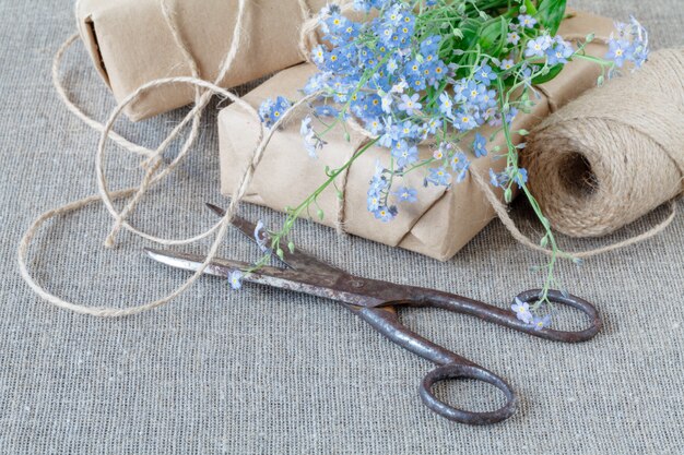 Un bouquet de fleurs myosotis avec cadeau