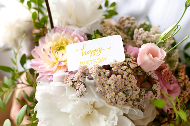 Bouquet de fleurs avec note d'anniversaire