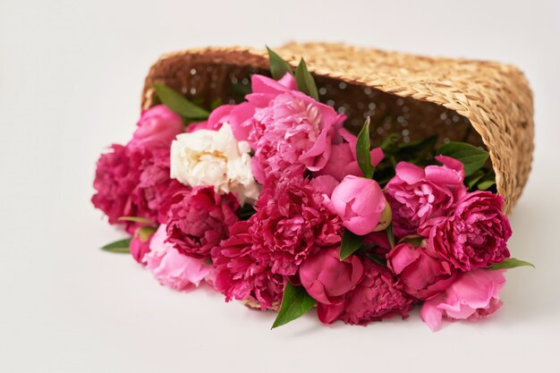 Bouquet de fleurs de pivoine sur panier méchant