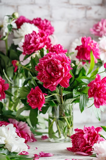 Bouquet de fleurs de pivoine rose sur fond rustique