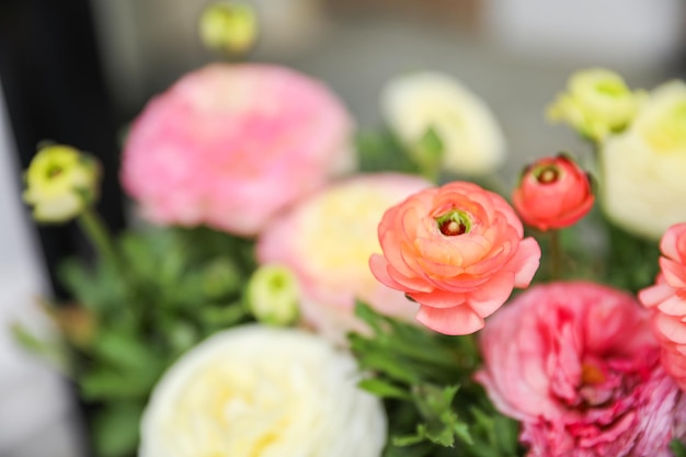 Un bouquet de fleurs avec une plante verte en arrière-plan