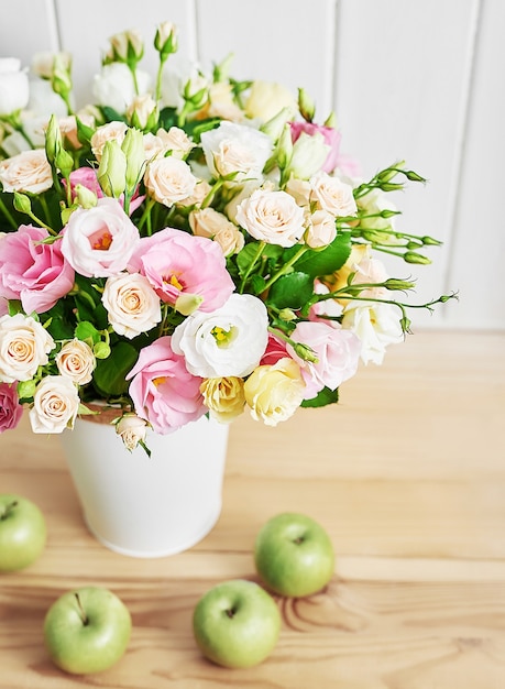 Bouquet de fleurs et de pommes.