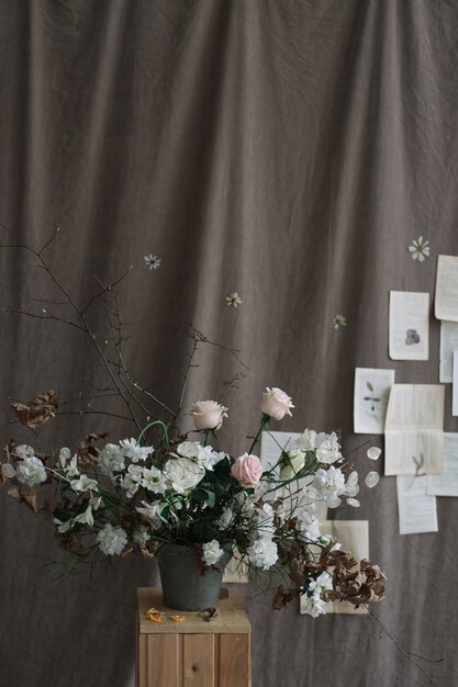 Bouquet de fleurs pour la décoration de la maison sur fond sombre