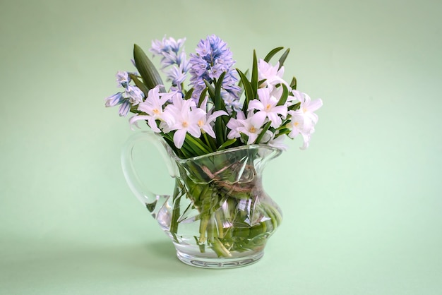 Bouquet de fleurs printanières blanches dans un petit vase en verre