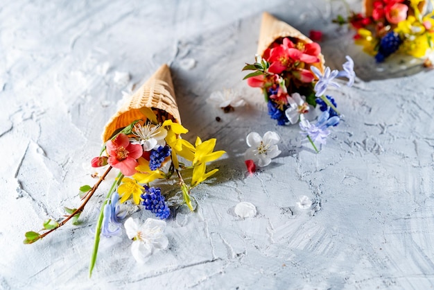 bouquet de fleurs printanières lumineuses dans un espace de fond de tasse de gaufre pour le texte