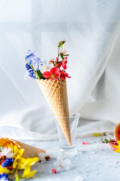 bouquet de fleurs printanières lumineuses dans un espace de fond de tasse de gaufre pour le texte