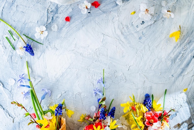 bouquet de fleurs printanières lumineuses dans une tasse à gaufres vue plate sur fond espace pour le texte