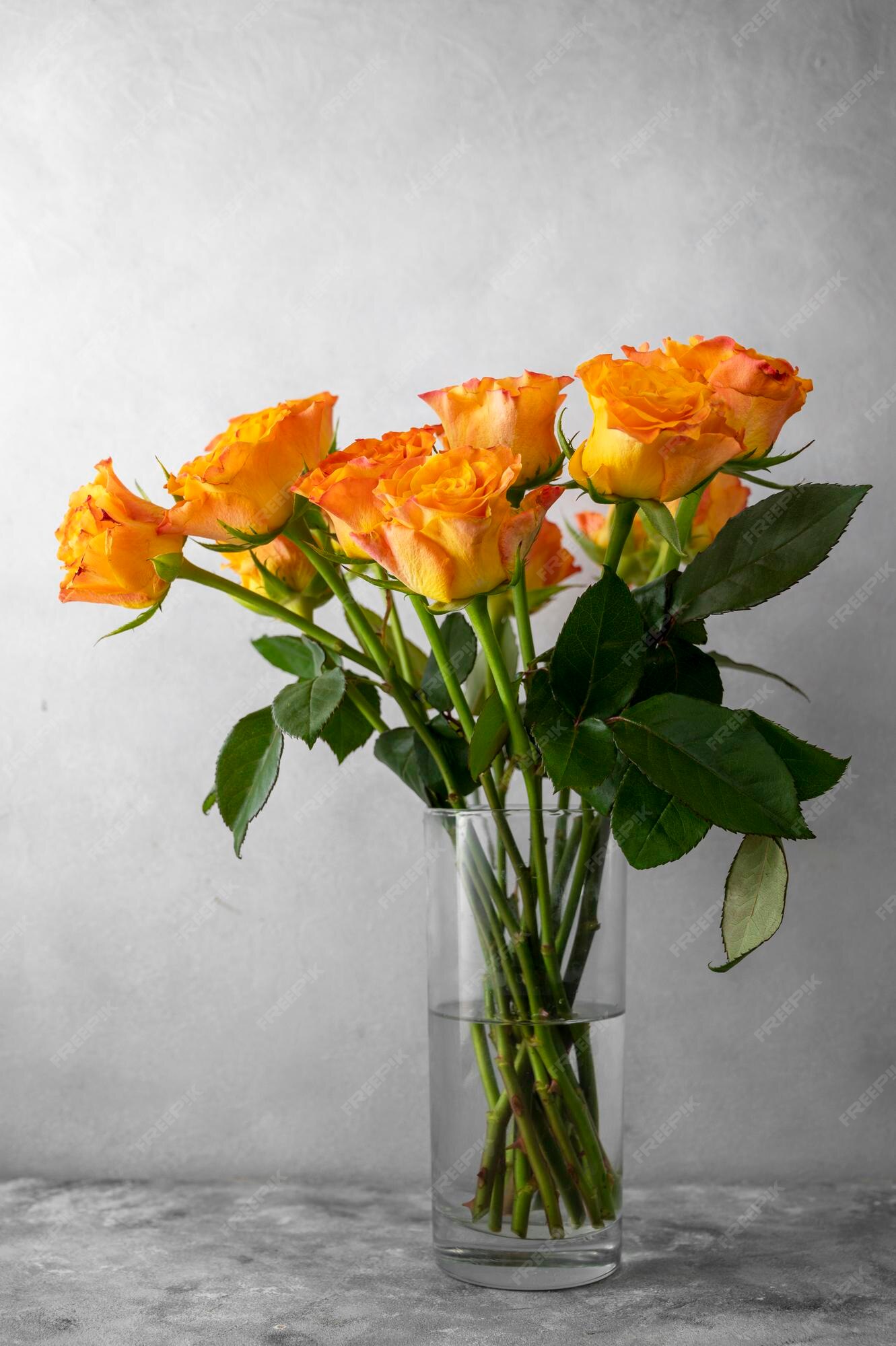 Bouquet De Fleurs Rose Jaune Orange Dans Un Vase En Verre Fond Gris Lumière  Du Jour | Photo Premium