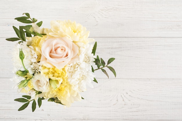 Bouquet de fleurs rose jaune sur table en bois