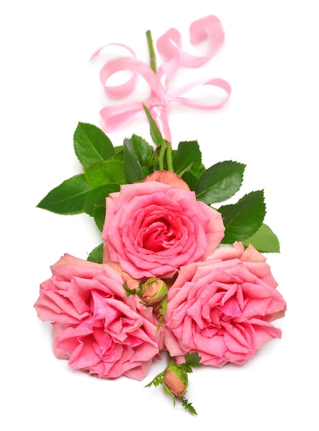 Bouquet de fleurs rose rose avec arc isolé sur fond blanc carte de mariage mariée salutation été printemps plat jeter vue de dessus amour Saint Valentin