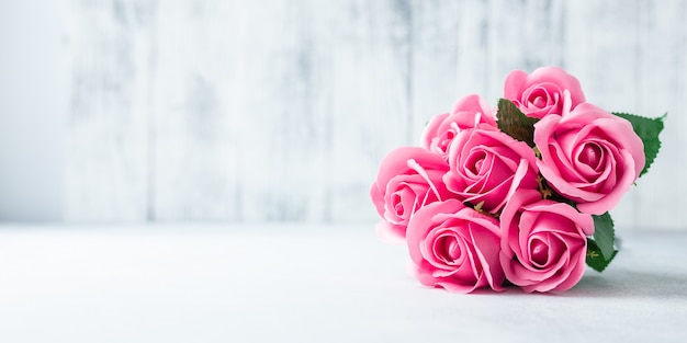 Bouquet de fleurs rose rose sur fond en bois blanc Belles fleurs