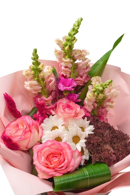 Photo bouquet de fleurs rose tendre dans du papier cadeau rose. isolé sur fond blanc.
