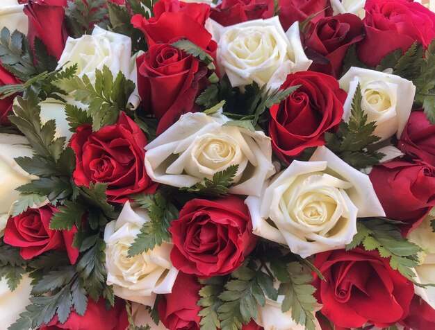 Bouquet de fleurs roses blanches et blanches pour le fond de la décoration.