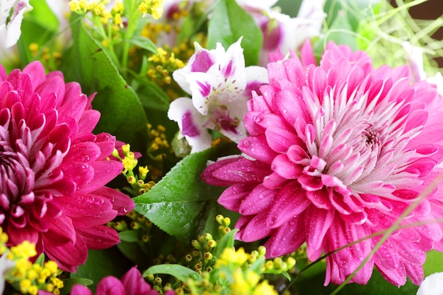 Bouquet de fleurs roses et blanches