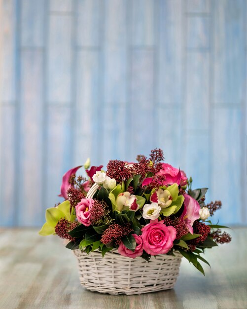 Bouquet de fleurs roses colorées dans le panier