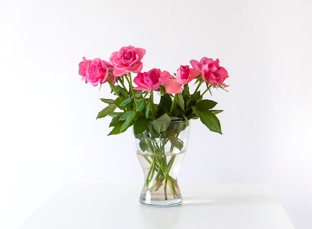 Bouquet de fleurs roses roses dans un vase transparent Décor à la maison