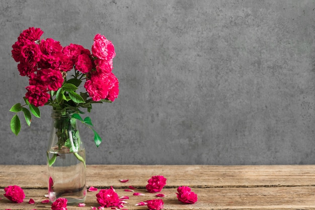 Bouquet De Fleurs De Roses Rouges Dans Un Vase Avec Des Bourgeons Autour.