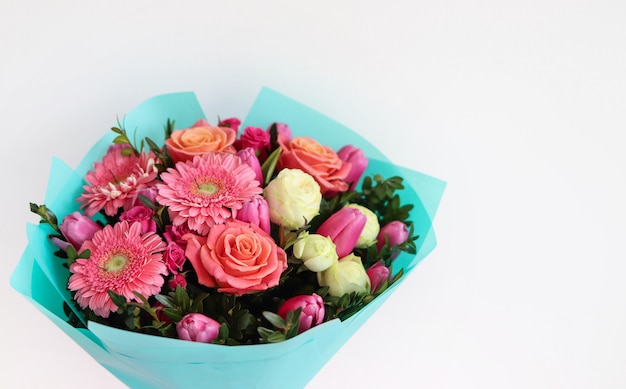 Un bouquet de fleurs roses