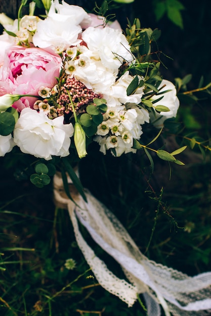 Bouquet de fleurs rouges et roses