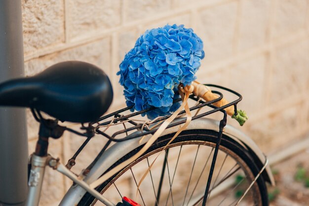 Bouquet de fleurs sauvages sur le coffre d'un vélo. L'été se promène dans un champ à vélo.