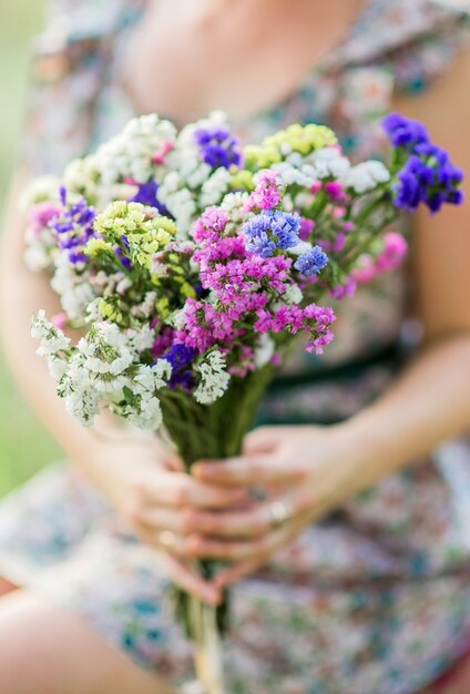 Bouquet de fleurs sauvages dans les mains des femmes