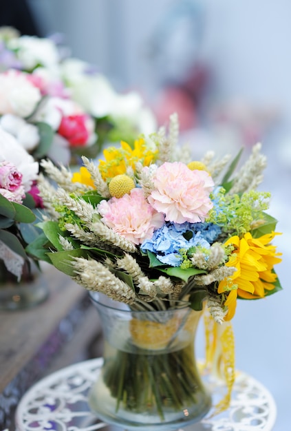 Bouquet de fleurs sauvages dans un vase en verre