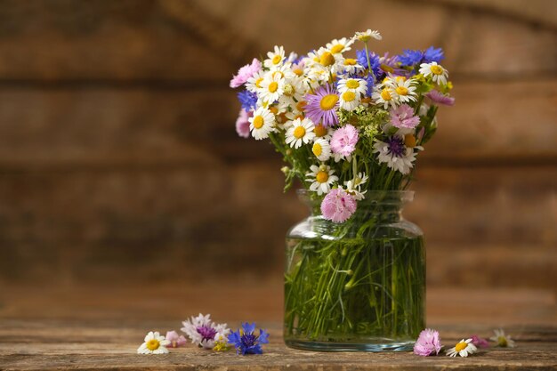 Bouquet de fleurs sauvages sur table en bois