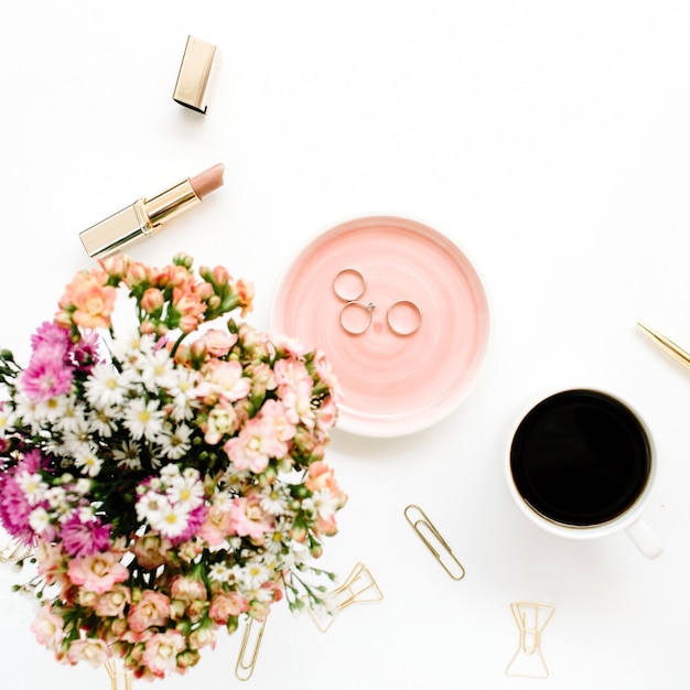 Bouquet de fleurs sauvages, tasse à café, stylo doré, pinces et accessoires