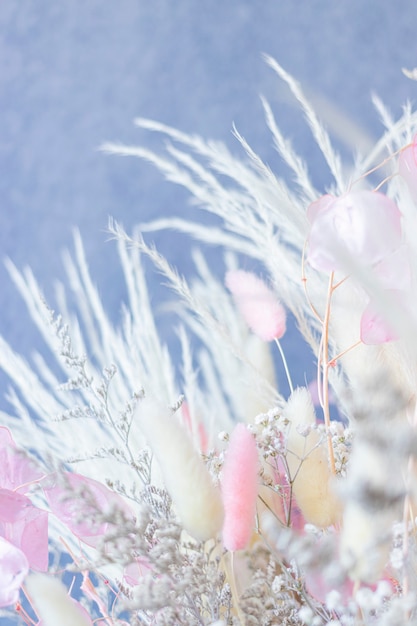 Bouquet de fleurs séchées colorées blanches et pointes roses et blanches