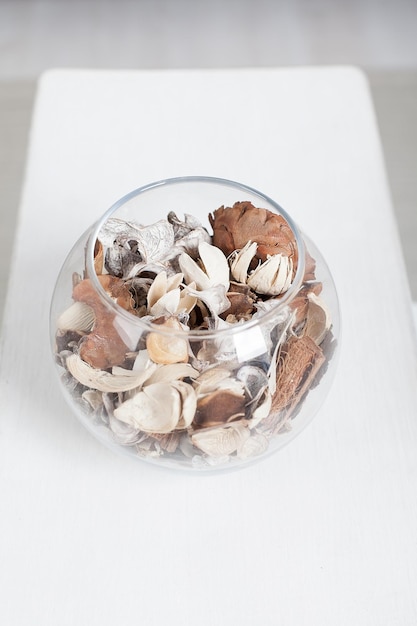 Bouquet de fleurs sèches et pot-pourri dans un bocal en verre sur une table blanche Photo de haute qualité