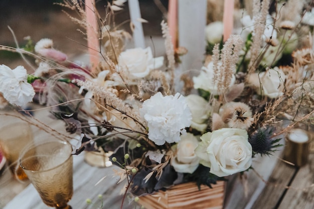 Bouquet de fleurs de style bohème décorer le concept floristique de table de fête en gros plan