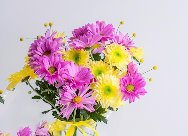 bouquet de fleurs sur une table en bois blanc