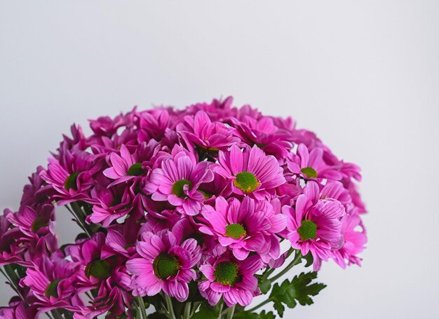 bouquet de fleurs sur une table en bois blanc