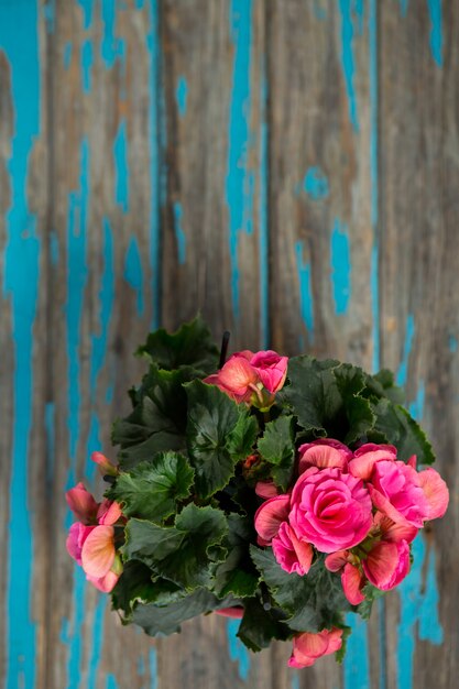 Bouquet de fleurs sur table en bois