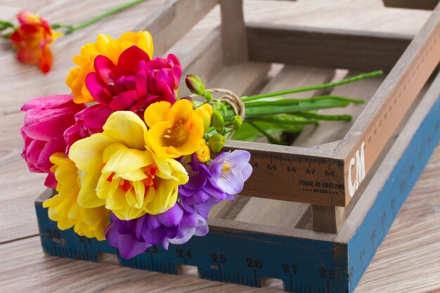 Bouquet de fleurs sur table