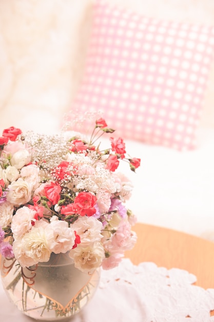 Bouquet de fleurs sur la table